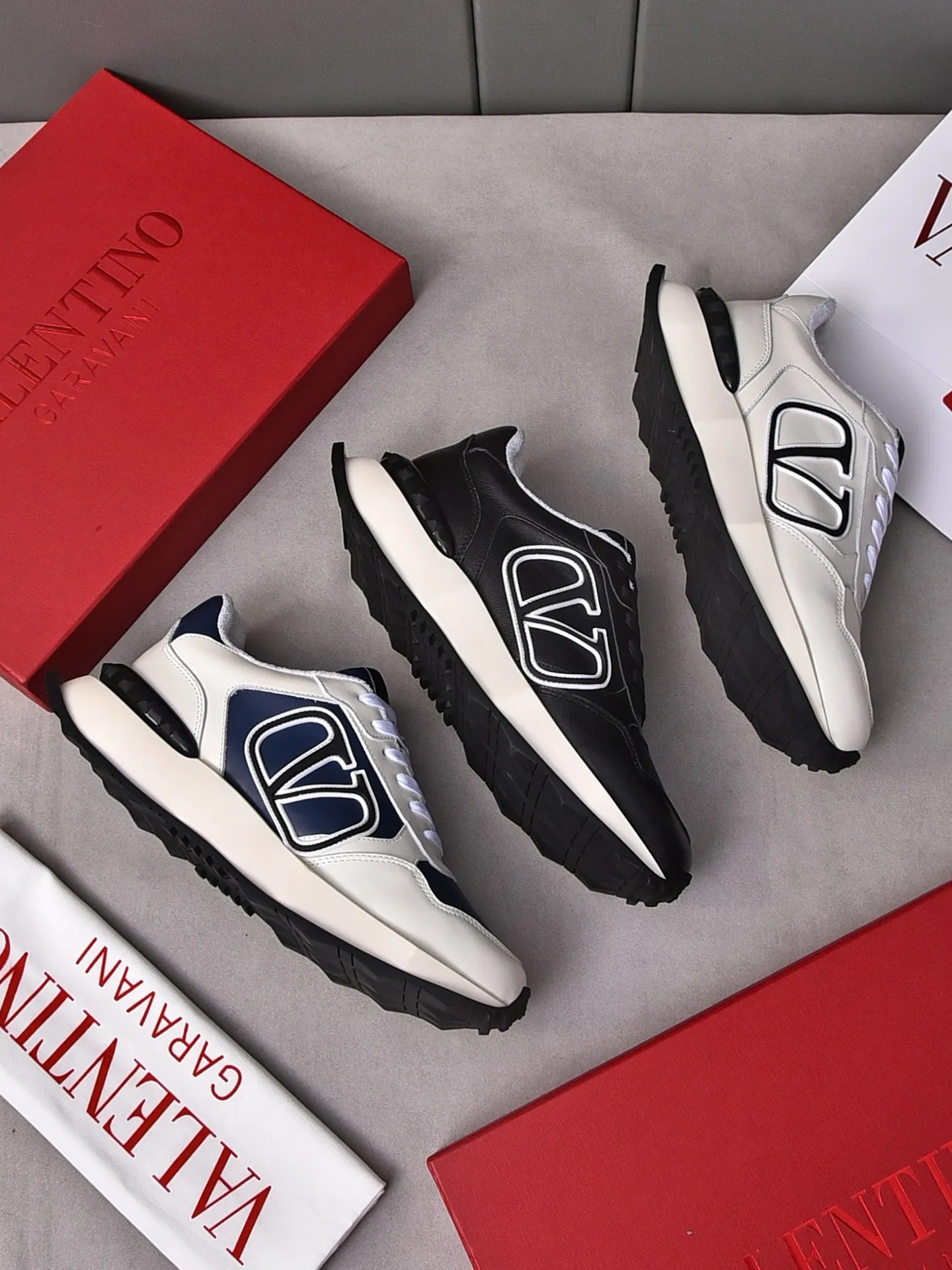Men's men's shoes 💰560❣️🔺Valentino🔺Valentino New casual shoes Forrest Gump shoes Sports shoes ☑️ The latest popular models on the catwalk, the same style worn by Yang Yang, Zhang Yixing, Guan Xiaotong and many other stars. The upper is glued and embossed with craftsmanship. The oversized LG shows luxury and domineering. It is so beautiful that it is so handsome that it shows a different casualness and fashion. It is a must-have for men‼ ️Material: Original custom-made first-layer cowhide for the upper. Lining: High-density breathable terry cloth. Outsole: Original molded steel-stamped foam combination sole Size: Male 39~44 (45 is custom-made and non-returnable) Full set of counter original packaging
